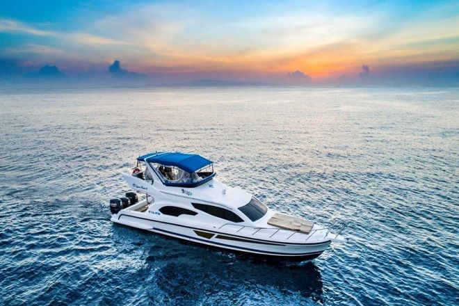 Private Luxury Yacht Tour to Penida Island